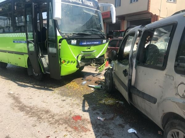Halk otobüsü ile hafif ticari araç çarpıştı: Yaralılar var!
