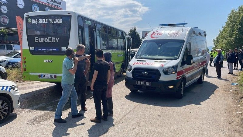 Halk otobüsü ile hafif ticari araç çarpıştı: Yaralılar var!