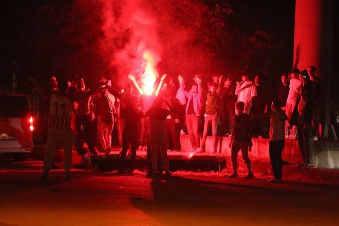 Taraftardan Kocaelispor'a tepki...Takım otobüsüne taş ve sahte dolar attılar!