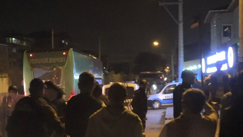 Taraftardan Kocaelispor'a tepki...Takım otobüsüne taş ve sahte dolar attılar!
