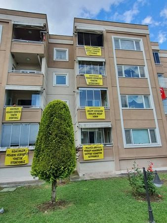 Site sakinleri isyan etti Yönetime karşı balkona afiş astılar!