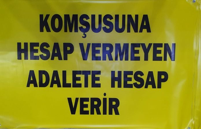Site sakinleri isyan etti Yönetime karşı balkona afiş astılar!