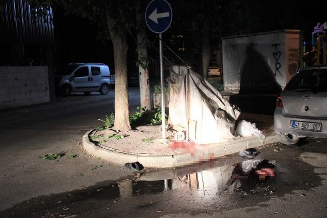 Sokak ortasında BIÇAKLANDI
