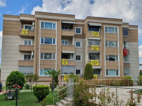 Site sakinleri isyan etti Yönetime karşı balkona afiş astılar!