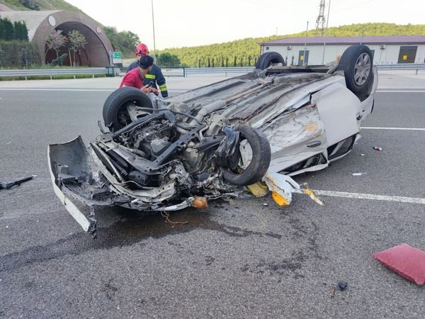 Römorklu yol bakım aracına çarpıp takla attı: YARALILAR VAR!