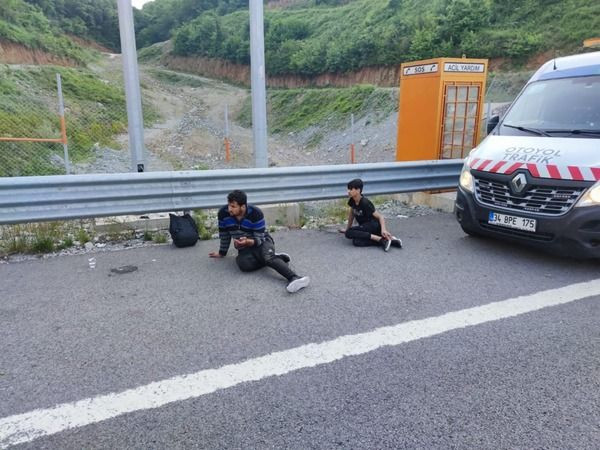 Römorklu yol bakım aracına çarpıp takla attı: YARALILAR VAR!
