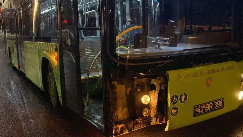 Belediye otobüsü ile otomobil çarpıştı! YARALILAR VAR