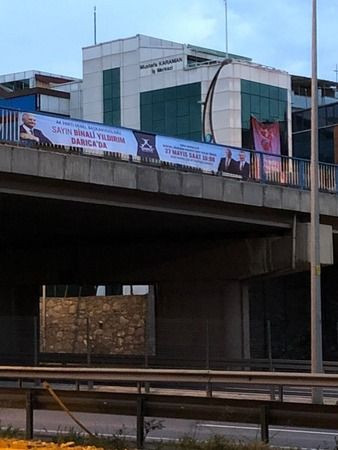 Kocaeli’de Akşener’in afişlerini indirip AKP AFİŞİ ASTILAR!