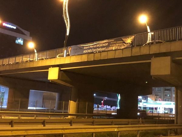 Kocaeli’de Akşener’in afişlerini indirip AKP AFİŞİ ASTILAR!