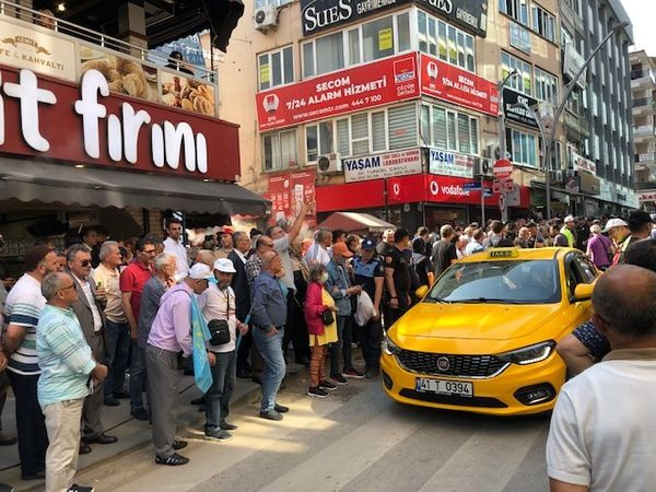 İzmitliler Akşener’i görmek için kuyruk oldu!