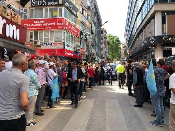 İzmitliler Akşener’i görmek için kuyruk oldu!