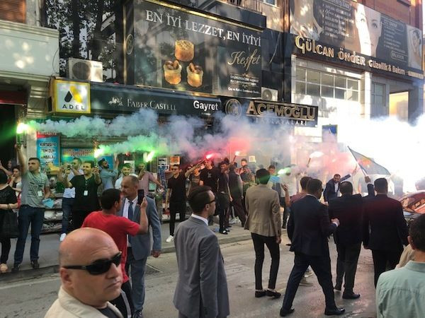 Alemdar Caddesi’nde “Başbakan Meral” sesleri