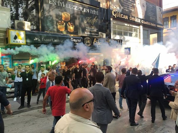 Alemdar Caddesi’nde “Başbakan Meral” sesleri