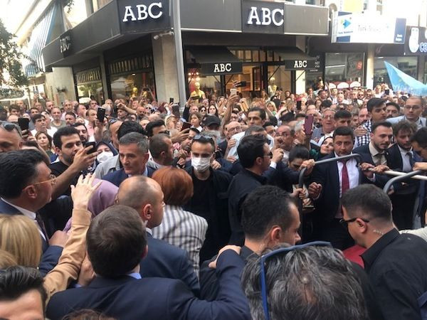 Alemdar Caddesi’nde “Başbakan Meral” sesleri