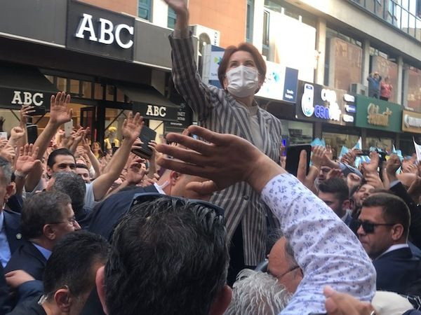 Alemdar Caddesi’nde “Başbakan Meral” sesleri