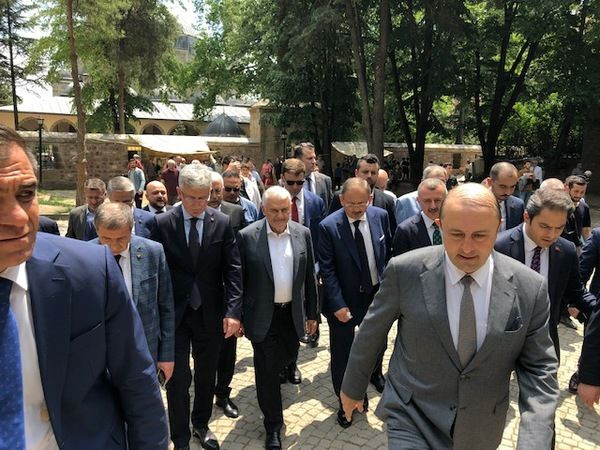 Özhaseki ve Yıldırım Cumhuriyet Bulvarı’nda yürüdü
