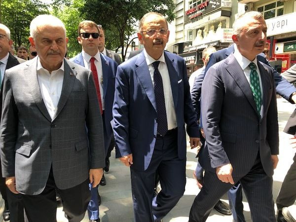 Özhaseki ve Yıldırım Cumhuriyet Bulvarı’nda yürüdü