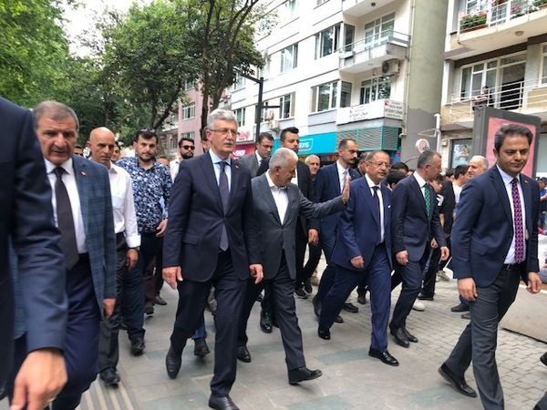 Özhaseki ve Yıldırım Cumhuriyet Bulvarı’nda yürüdü