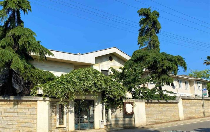 Alkol alıp çıktığı villanın çatısından düştü