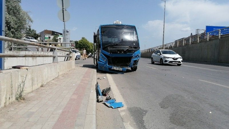 Yolcu minibüsü ile hafif ticari araç çarpıştı: Yaralılar var