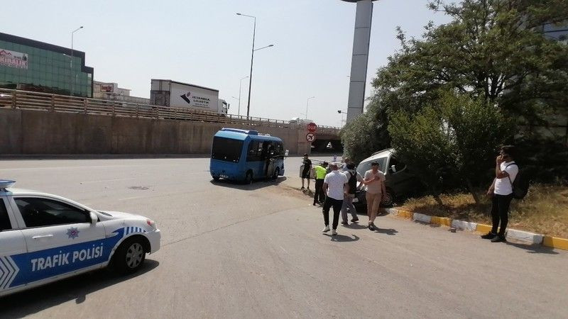 Yolcu minibüsü ile hafif ticari araç çarpıştı: Yaralılar var