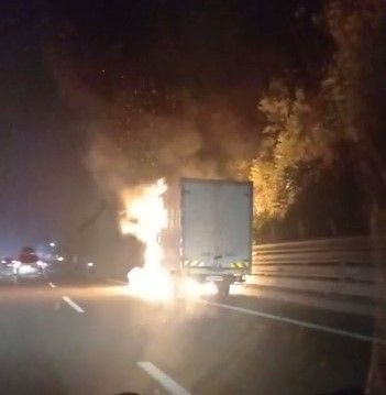 Kocaeli'de seyir halindeki kamyonet alev alev yandı