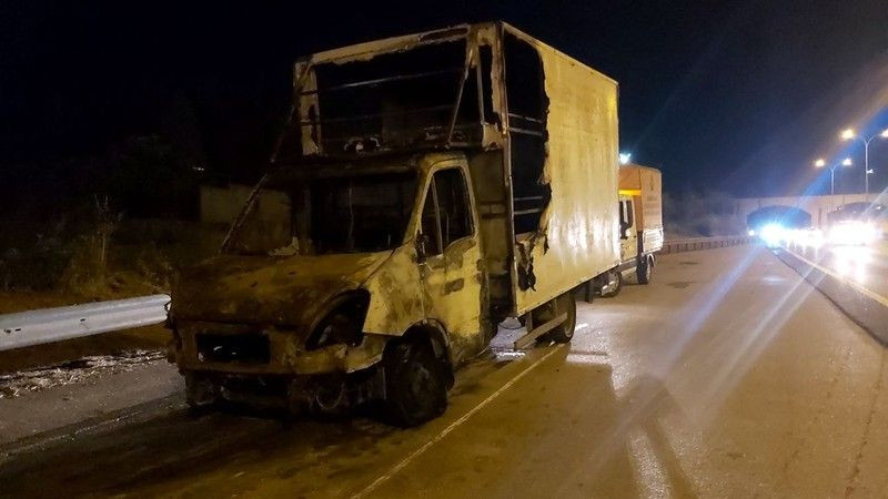 Kocaeli'de seyir halindeki kamyonet alev alev yandı