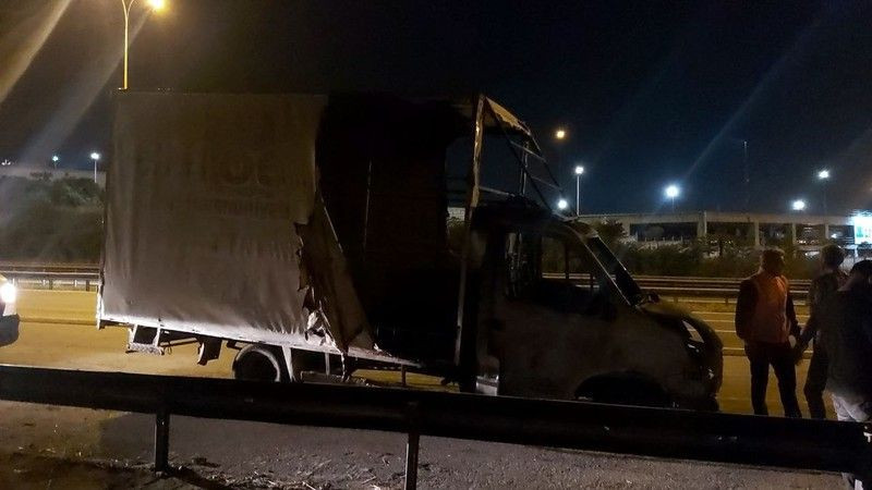 Kocaeli'de seyir halindeki kamyonet alev alev yandı