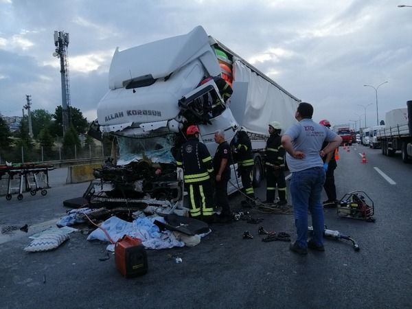 Kocaeli'de sürücüsü uyuyan tır, başka tıra çarptı
