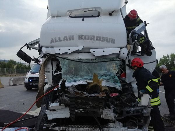 Kocaeli'de sürücüsü uyuyan tır, başka tıra çarptı