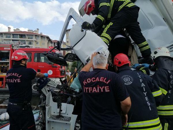 Kocaeli'de sürücüsü uyuyan tır, başka tıra çarptı