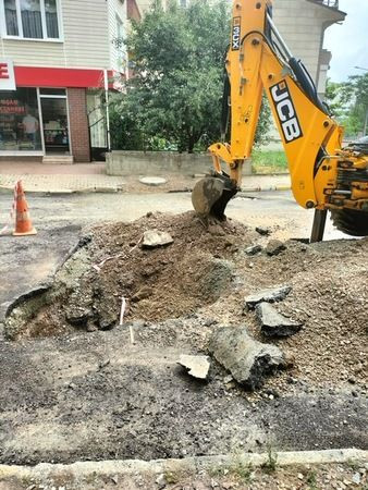Bütün kış çalışma yapmışlardı… Asfalt döktükleri yolu tekrar kazdılar!