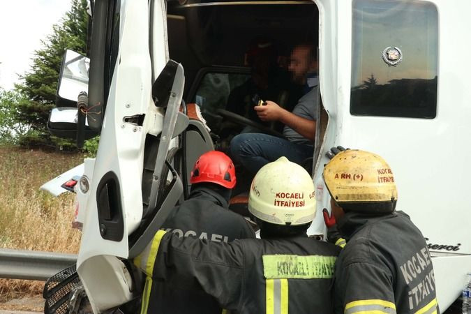 Kocaeli'de tır ile kamyon çarpıştı, sürücü araçta sıkıştı