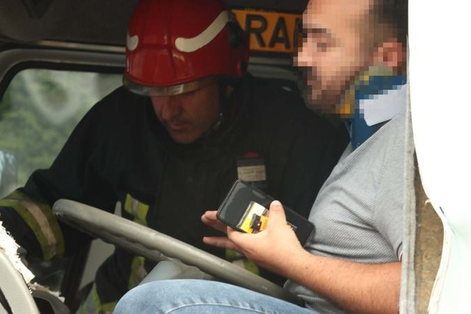 Kocaeli'de tır ile kamyon çarpıştı, sürücü araçta sıkıştı