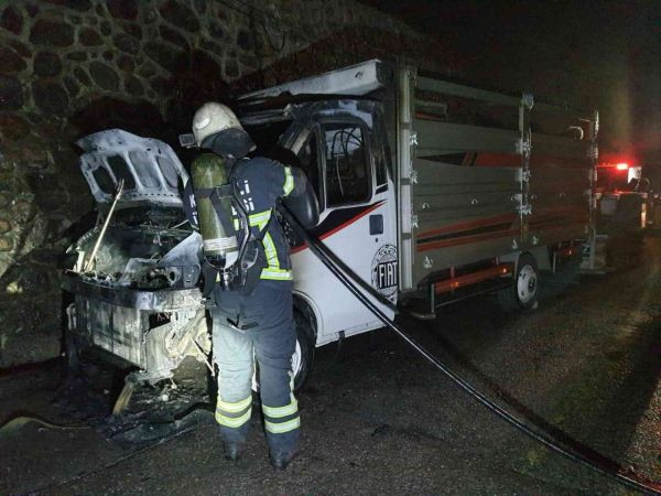 Kamyonet alev alev yandı, arılar son anda kurtarıldı
