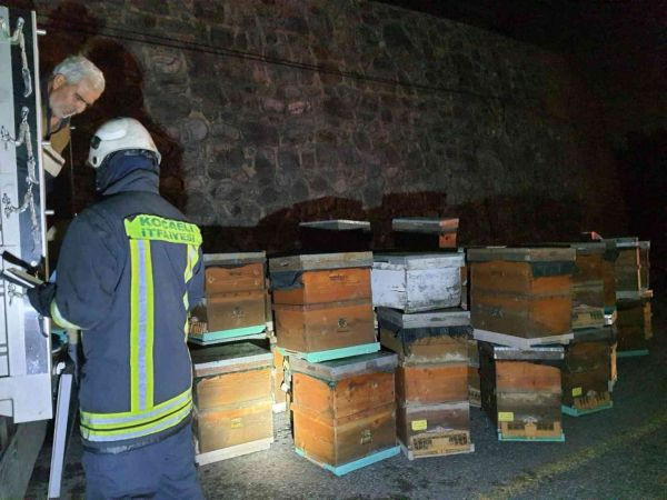 Kamyonet alev alev yandı, arılar son anda kurtarıldı