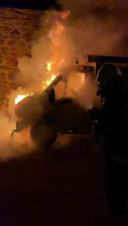 Kamyonet alev alev yandı, arılar son anda kurtarıldı