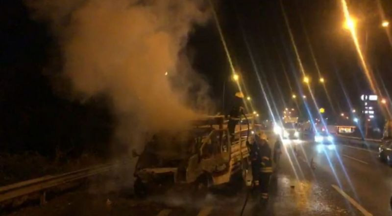Tıra arkadan çarpan kamyonet alev topuna döndü