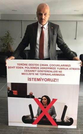 Polise tokat atan HDP’li vekilin fotoğrafını meydanda parçaladı