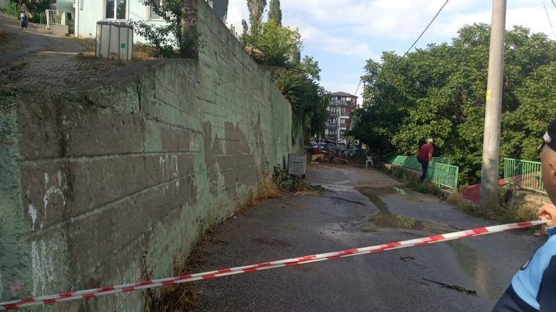 İzmit’te istinat duvarı çöktü belediye müdahale etti