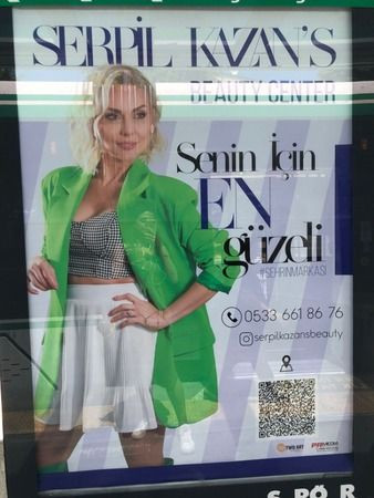 Siyasette reklam rüzgarı devam ediyor MHP’li Meclis üyesinin eşi de billboardlarda!
