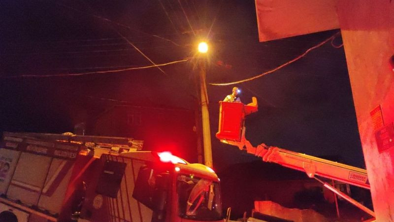 Elektrik akımına kapıldı, evde yangın çıktı