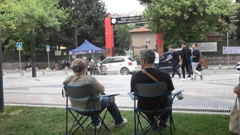 Öğrenciler içeride, veliler dışarıda sınav heyecanı yaşadı