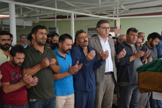 Otomobilin altında kalan 3 yaşındaki çocuk son yolculuğuna uğurlandı