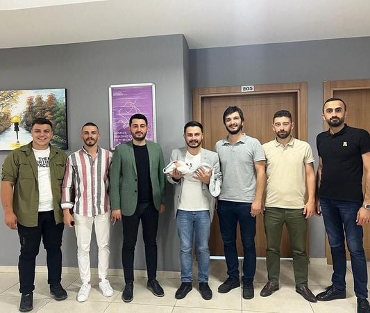 Başkanmış gibi gezmeye devam ediyor