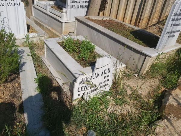 Bebek mezarlarının taşlarını parçaladılar