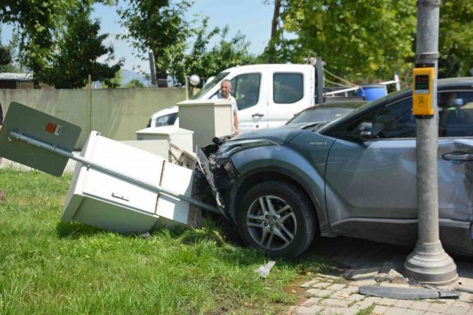 İzmit'te 2 otomobil çarpıştı, trafik ışıkları bozuldu!