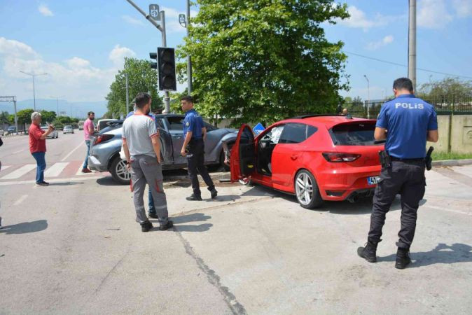 İzmit'te 2 otomobil çarpıştı, trafik ışıkları bozuldu!