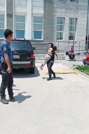 Babasının yanındaki çocuğu haczettiler