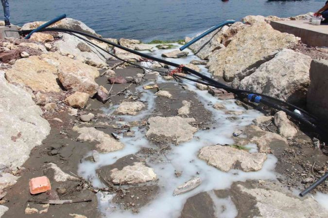 Deniz yüzeyindeki beyazlık görenleri meraklandırdı